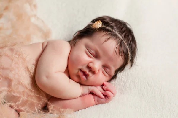 Vastasyntynyt vauva tyttö — kuvapankkivalokuva