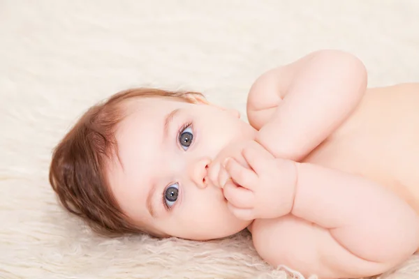 Retrato adorável bebê menina — Fotografia de Stock