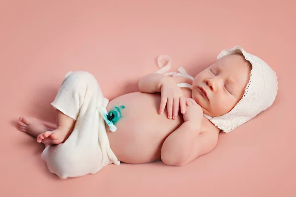 Lindo bebé recién nacido durmiendo en una manta —  Fotos de Stock