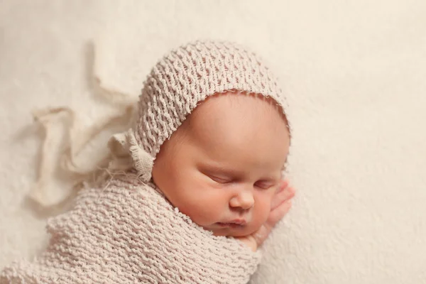 Lindo bebé recién nacido durmiendo — Foto de Stock