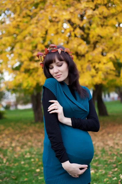 Femme enceinte en plein air — Photo