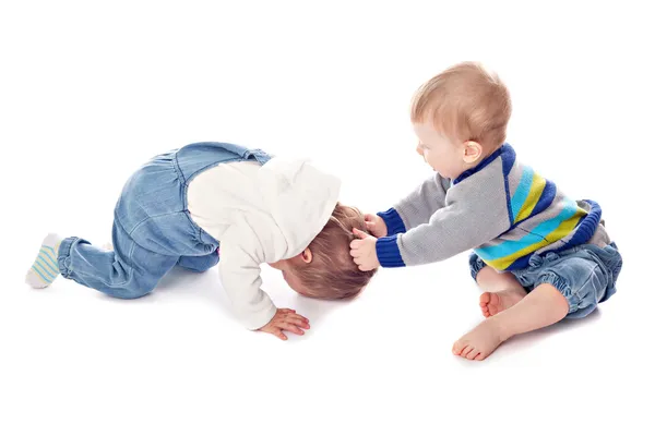 2 人の子供の競合 — ストック写真