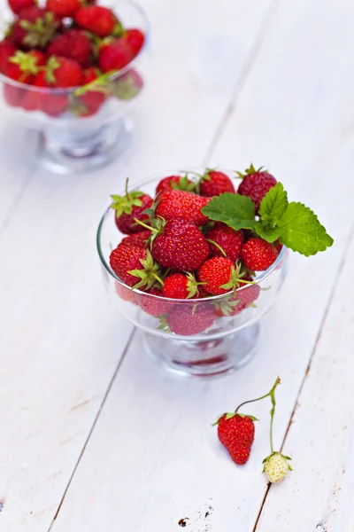 Aardbeien buiten — Stockfoto