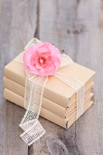 Vintage image with old books on wooden background — Stock Photo, Image