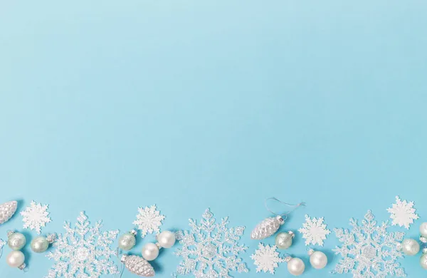 Patrón de invierno hecho de copos de nieve sobre fondo azul. Concepto de invierno. Piso tendido, vista superior — Foto de Stock