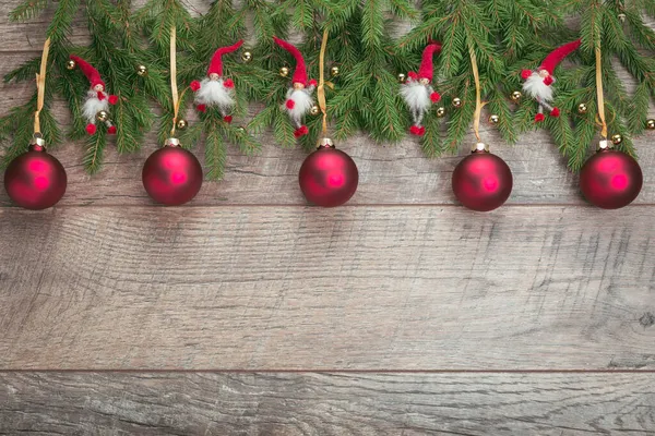 Fondo de Navidad con una decoración festiva, abeto, gnomo y lugar para el texto —  Fotos de Stock