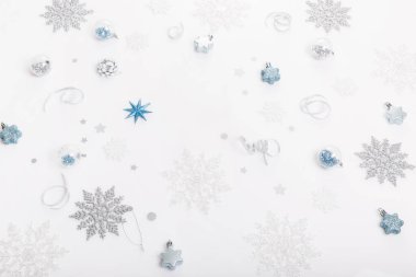 Beyaz arka planda kar tanelerinden oluşan kış deseni. Noel konsepti. Düz yatış, üst görünüm