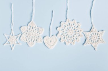 Minimalist Noel beyaz arka planı. Noel, kış, yeni yıl konsepti. Düz yatış, üst görünüm