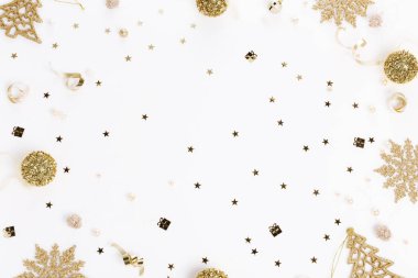 Beyaz arka planda kar tanelerinden oluşan kış deseni. Noel konsepti. Düz yatış, üst görünüm