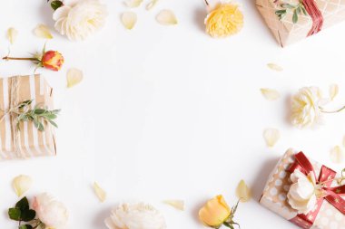 Yaratıcı düzenleme kalıpları beyaz arka planda yükseldi. düz yat