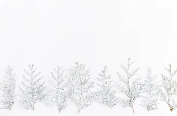 Fondo minimalista blanco navideño. Navidad, invierno, concepto de año nuevo. Piso tendido, vista superior —  Fotos de Stock