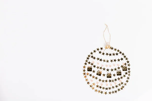 Giocattolo di Natale fatto di scintille e coriandoli. Composizione natalizia minimalista per la tua pubblicità, flat lay — Foto Stock