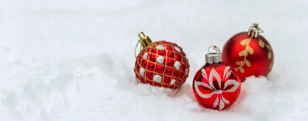 Boules de Noël rouges sur fond de neige, bannière de Noël — Photo