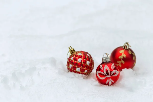 Boules de Noël rouges sur fond de neige, bannière de Noël — Photo