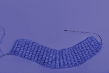 El yapımı örgü deseni. 2022 'nin renkleri ile yünlü.