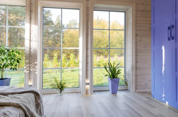 Helles Interieur, Zimmer in Holzhaus mit großem Fenster. Skandinavischer Stil. — Stockfoto