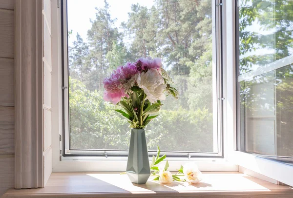 창문턱에 달린 꽃다발 — 스톡 사진