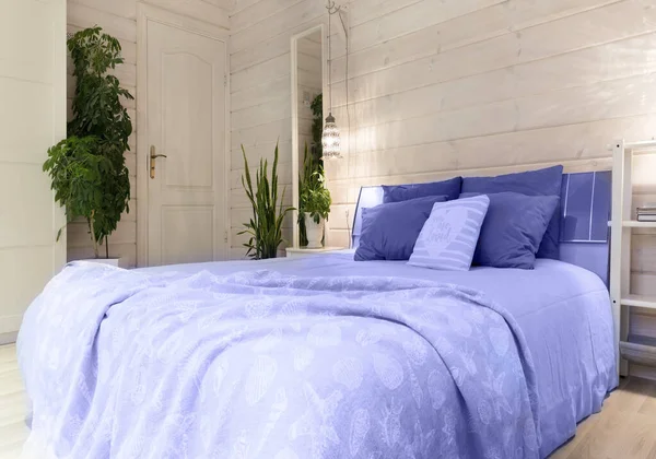 Intérieur de chambre à coucher de style scandinave aux couleurs tendance de l'année 2022 — Photo