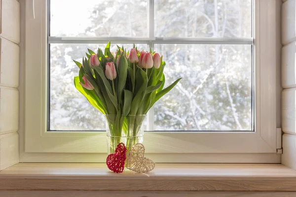 Valentýn nebo 8. března Dámské pohlednice, jarní kytice tulipánů na parapetu — Stock fotografie