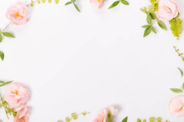 Beyaz arka planda şenlikli çiçek kompozisyonu. Genel Görünüm