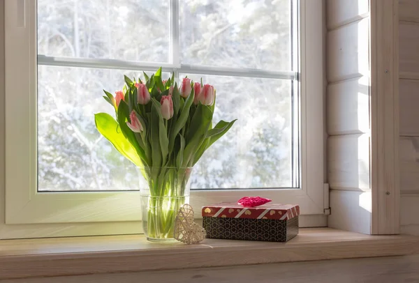 Valentýn nebo 8. března Dámské pohlednice, jarní kytice tulipánů na parapetu — Stock fotografie