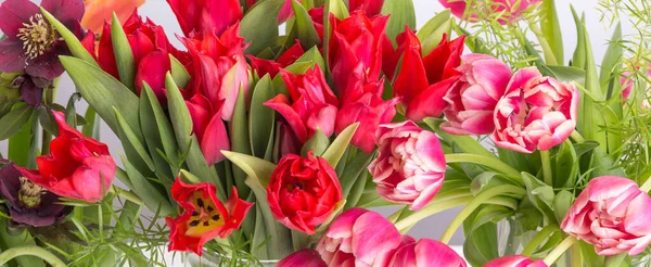 春天的花束美丽的大一束粉红色郁金香，阳光灿烂的一天 — 图库照片