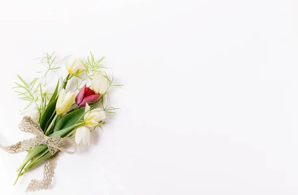 Ramo de primavera de pequeñas flores tulipán, arreglo floral sobre fondo blanco. — Foto de Stock