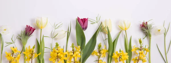 Bouquet de printemps de petites fleurs tulipe, arrangement floral sur fond blanc. — Photo