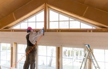 İnşaat işçisi termal olarak eko ahşap çerçeve yalıtımı