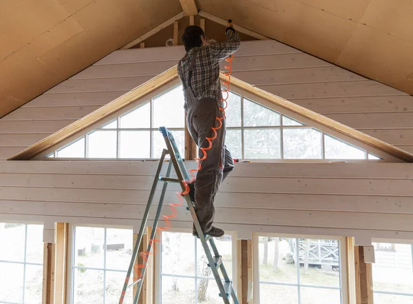 Bauarbeiter wärmeisoliert Öko-Holzrahmenhaus — Stockfoto