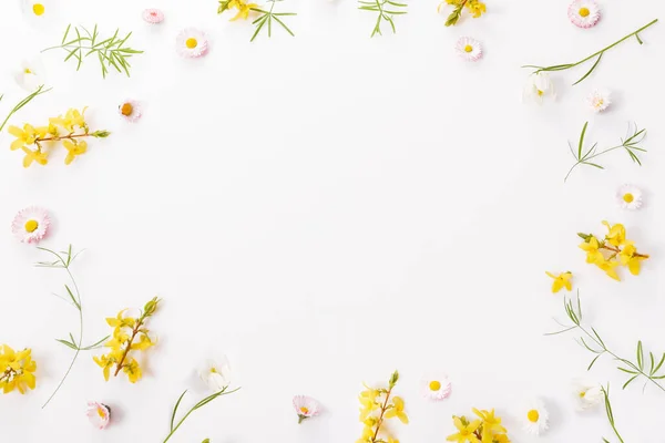 Marco de primavera de pequeñas flores y margaritas, arreglo floral — Foto de Stock
