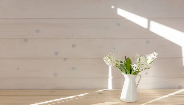 Eleganter Frühlingshintergrund, Bouquet weißer Hyazinthen mit geflecktem Sonnenschatten an Holzwand, Holztisch — Stockfoto
