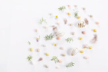 Bayramlık Paskalya sınırı, beyaz arka planda paskalya yumurtası ve tüylerinden yapılmış çerçeve. Paskalya dairesi beyaz renkte yatıyordu.