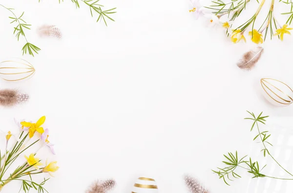 Frontera festiva de Pascua, marco hecho de huevos de Pascua y plumas sobre un fondo blanco. Elegante pascua plana yacía en color blanco. — Foto de Stock
