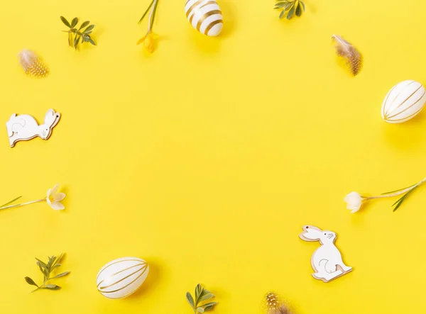 Borde festivo de Pascua, marco de huevos de Pascua y cocodrilo flor de primavera sobre fondo amarillo. Elegante Pascua plana puesta amarilla, — Foto de Stock