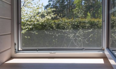 Kırsal ahşap bir evde sivrisinek ağı olan beyaz pencere.