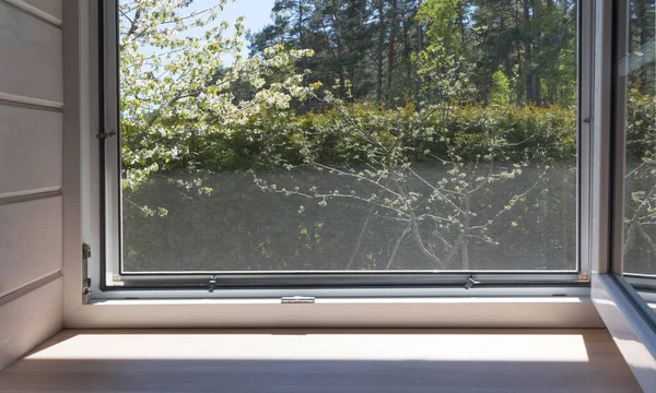 Kırsal ahşap bir evde sivrisinek ağı olan beyaz pencere.