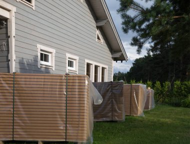 Ahşap evin arka planında termal yalıtım doğal kenevir maddesi, inşaat, eko konsepti