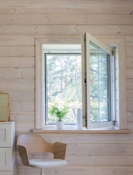 Weißes Fenster mit Moskitonetz in einem rustikalen Holzhaus — Stockfoto