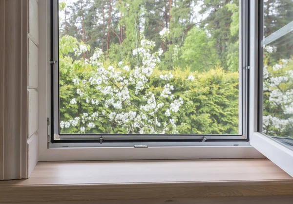 Fenêtre Blanche Avec Moustiquaire Dans Une Maison Rustique Bois Donnant — Photo