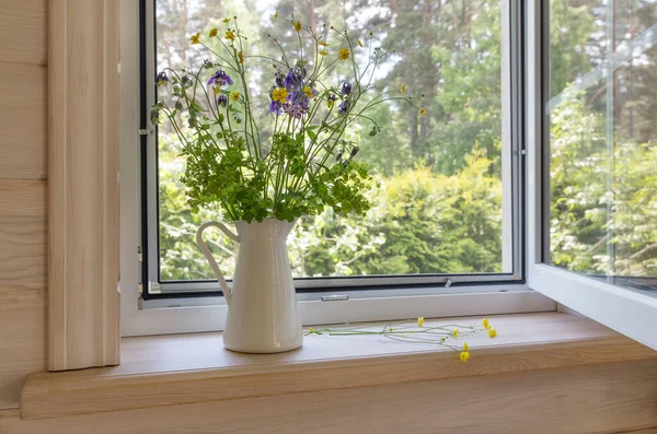 Strauß Mit Wildblumen Einem Krug Auf Der Fensterbank Weißes Fenster — Stockfoto