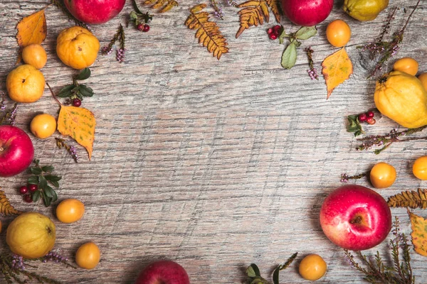 Manzanas Amarillas Rojas Vieja Mesa Madera Fondo Otoño Concepto Alimento — Foto de Stock