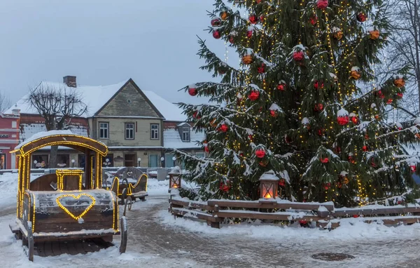 Tukums Lotyšsko Prosince 2021 Vánoční Stromeček Vánoční Osvětlení Malém Městě — Stock fotografie