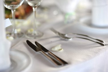 Festival partisi ya da akşam yemeği için ayarlanan tablo