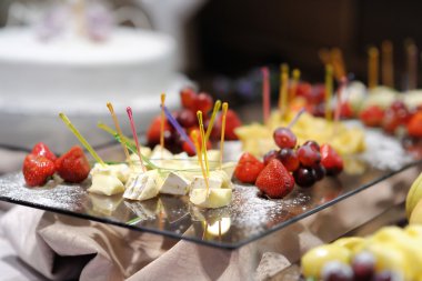 biraz peynir ve taze meyve