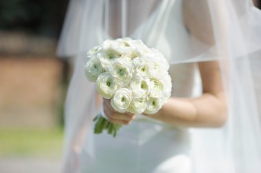 holding beyaz düğün çiçek buketi gelin