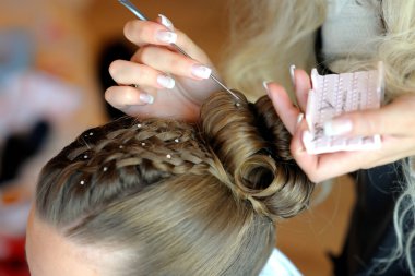 Kadının elinde bir saç modeli yapma