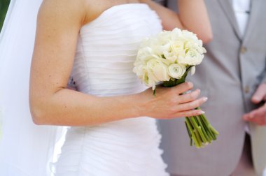 Gelin çok güzel bir buket tutuyor.