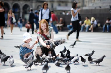 Anne ve kızı pingeons besleme