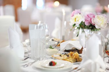 Bir olay partisi için tablo ayarlandı